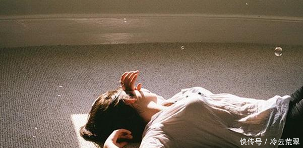 大热天开空调睡觉,客厅里突然发出的声响,让我