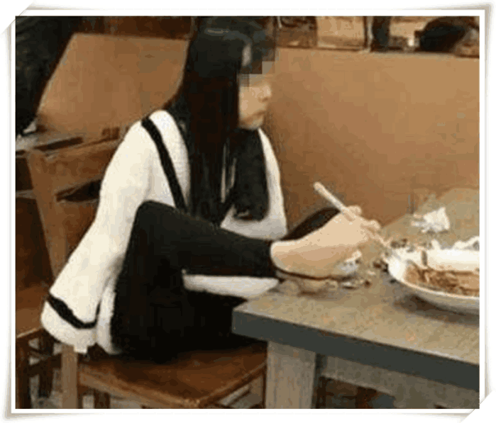女孩餐厅用脚吃饭, 结果引起客人投诉, 老板: 不