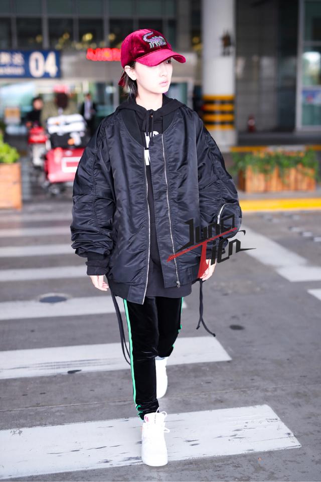 周冬雨男友装配小女孩裤出行,这风格怕是只有