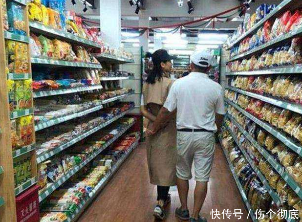 刘涛和老公牵手逛超市,老婆购物,老公付账,幸福