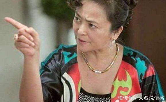 女儿结婚,母亲只陪嫁一床被子,婆婆嘲笑寒酸,邻