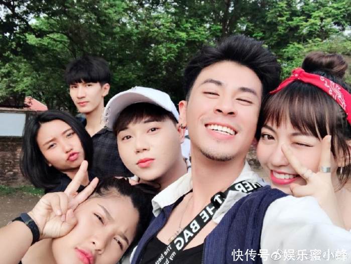 焦曼婷被男生搂肩, 焦恩俊发出飞刀警告: 那个男