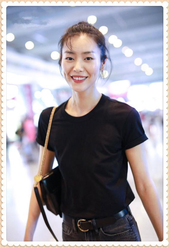 同穿黑色T恤,刘雯不过是扎了个丸子头,就比21