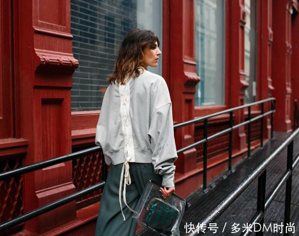 2018雨衣材料很流行,是丑还是时髦?