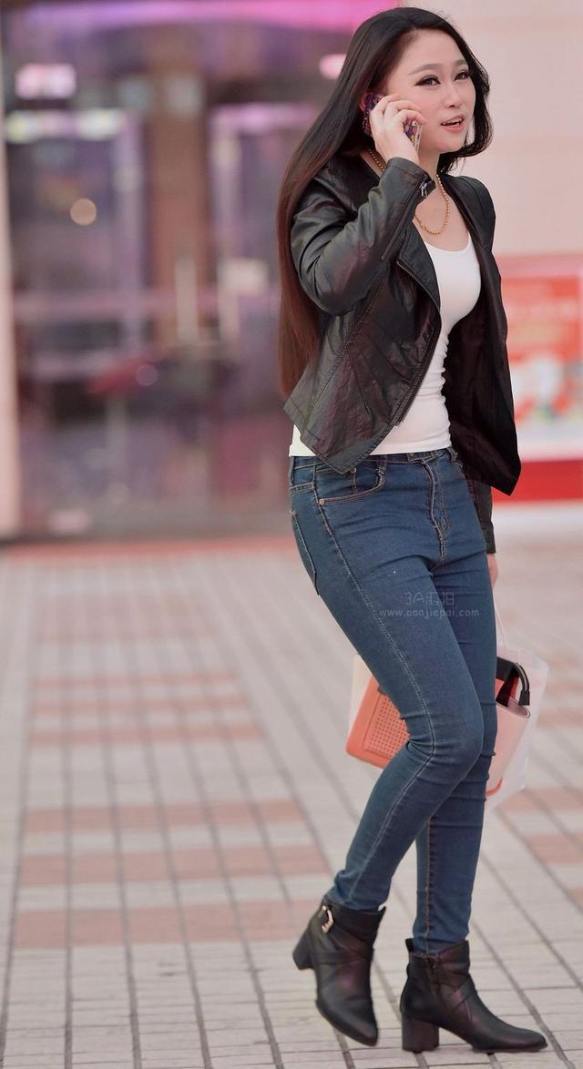 热点街拍丰满紧身牛仔裤 搭配高跟靴 腿显得更