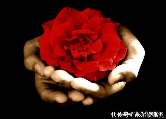 司机男友在公交车上晕倒,女生6分钟送到初中!摸女生医院a司机图片