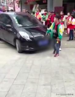 河南邓州一女司机开车顶着学生强行通过!称是