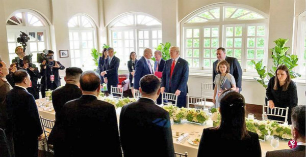 共进午餐、并肩散步后,美朝领导人又签下一份历史性的共同声明