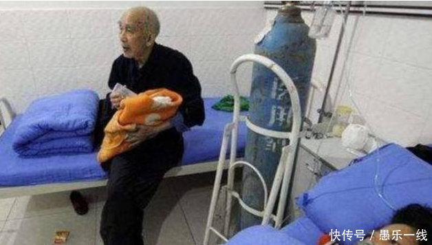 45岁高龄妈妈顺产生下男孩,医生出来报喜,看到