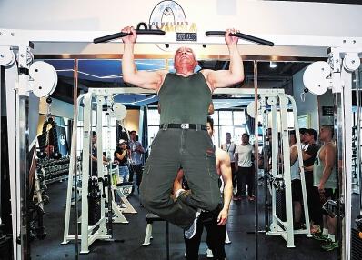 郑州81岁\"达爷\"坚持健身60年 推举100公斤没问题