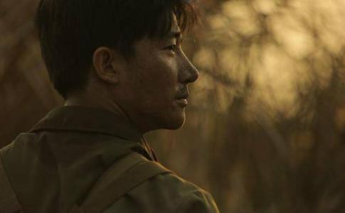 黄轩对自己手的评价:又短又厚又小还伸不直,粉