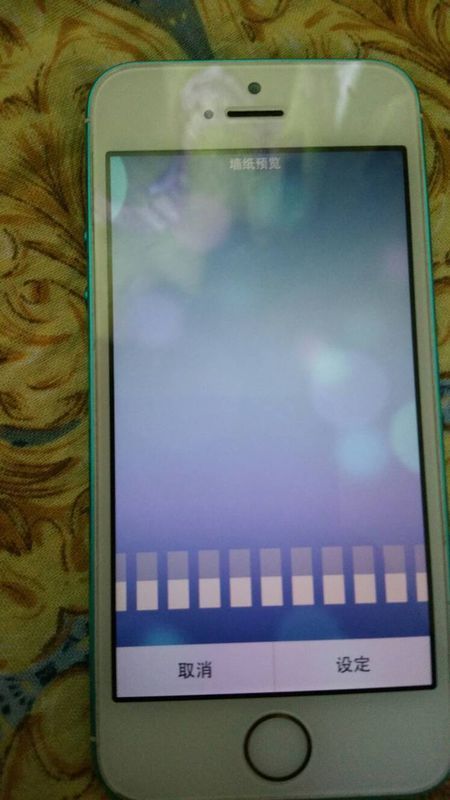 5s手机摔了一下,屏幕出现白色的条纹,触屏什么