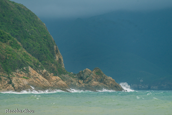 该岛北扣码头斜背面的鬼湾,因地势险要而得名,常常吸引各地攀岩爱好