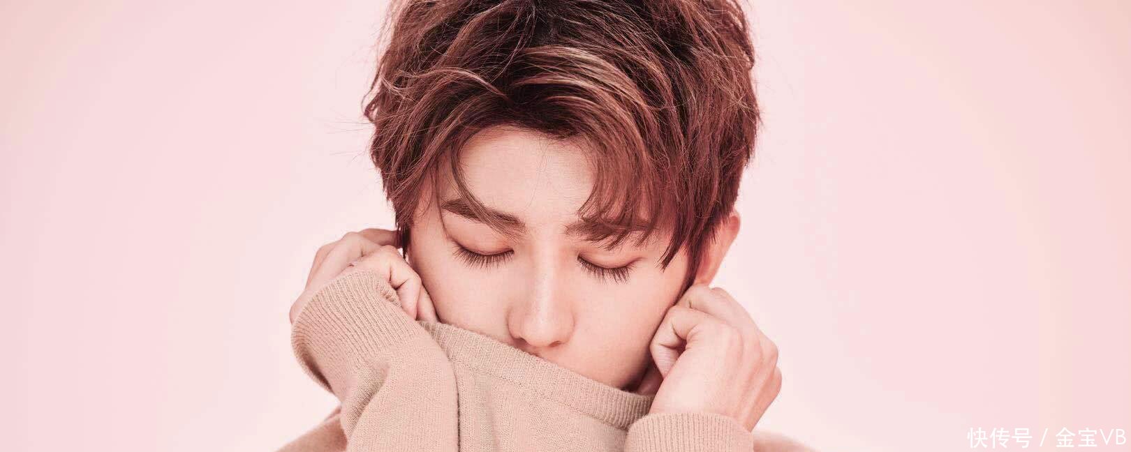 粉丝给蔡徐坤的海报补妆 其实只是心疼爱豆脸