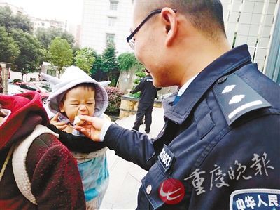 终于真相大白!重庆一警车送生病幼儿就医,遇车