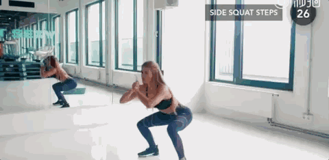 许晴49岁靠美臀线上热搜，什么样的女人敢这么狠！