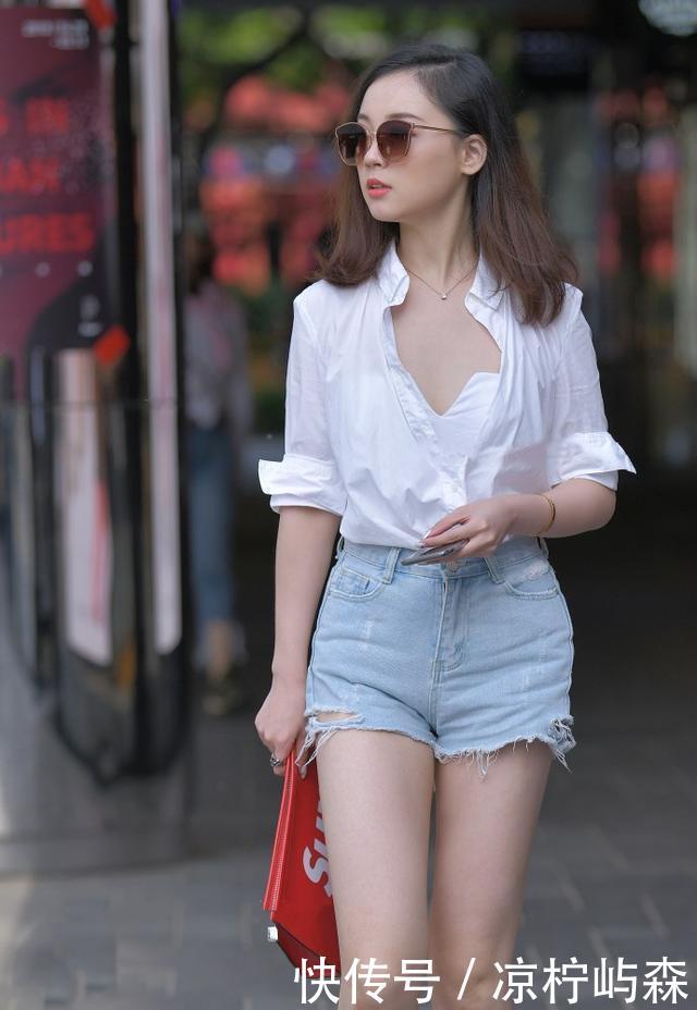 美女街拍:小白色衬衣美女搭配短裤逛街,清纯可新街姐姐拍图片