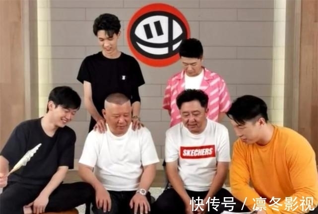德云社斗笑社 坐在冷板凳上的烧饼一路黑着脸 网友:吃不起