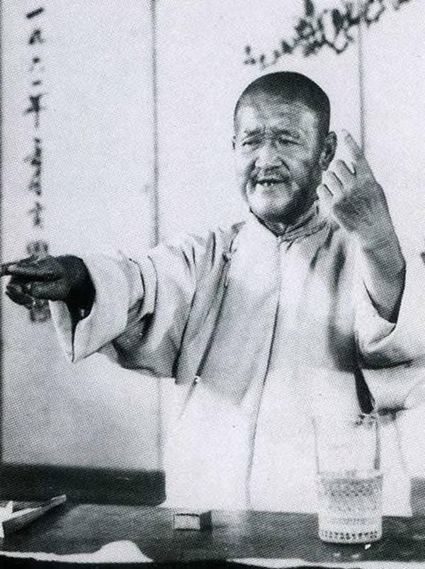 他曾极力模仿相声宗师张寿臣,谁料想落个“张不开”的外号 bbin平台大全