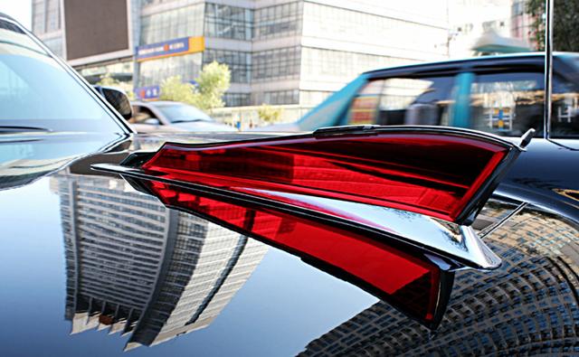 这是辆最贵的红旗轿车,车牌号也很霸气,一般人