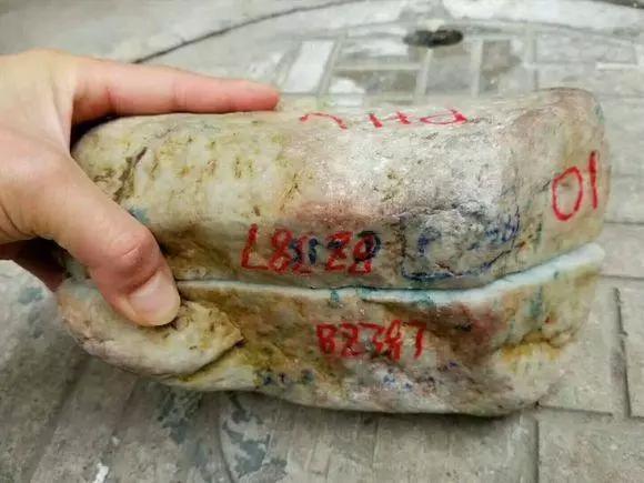 小伙一咬牙8万买下块翡翠明料,一刀下去后,以为自己在做梦! 白金娱乐会场