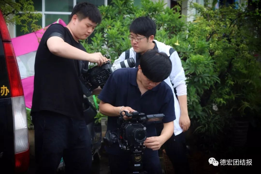 《魅力中国城》摄制组到德宏取景