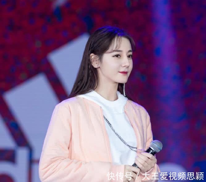 迪丽热巴活动生图曝光!与精修照差别太大,笑起
