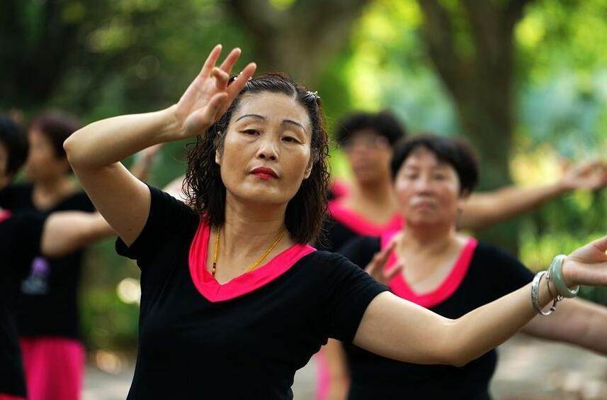 45岁大妈离异后不甘寂寞嫁小鲜肉,结婚半年就离婚,女子:太折腾