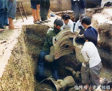 民工在砖厂挖土，不小心挖出人类无法解释的历史，奖励一百元