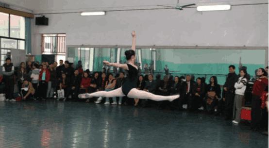 苏格兰舞蹈家来中国表演节目,一下高铁十分感