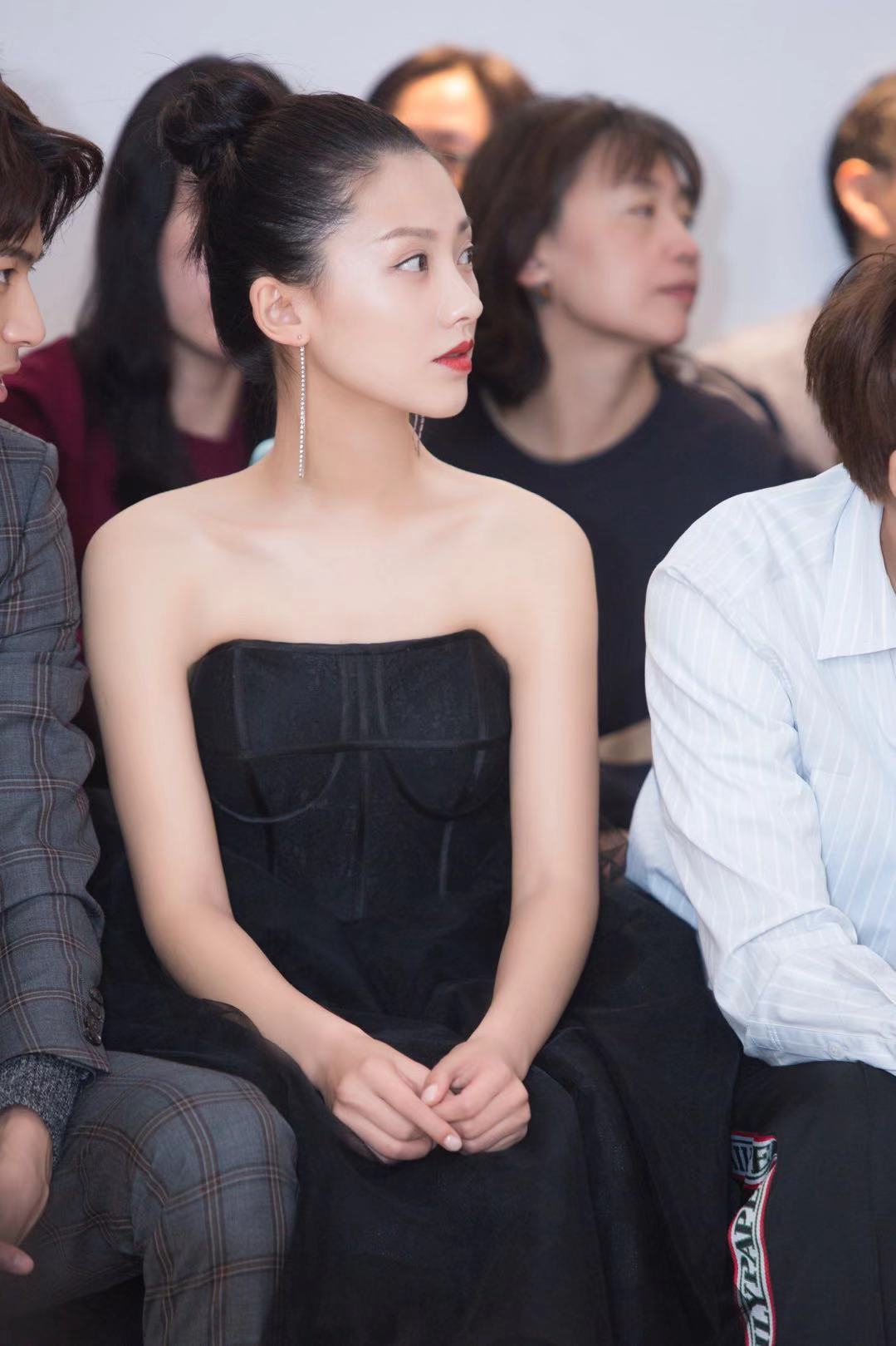 演员马藜现身时装周 翩跹优雅似曼妙仙子
