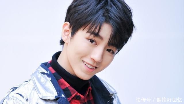 王俊凯回母校参加校庆,同学们为他唱生日歌,小