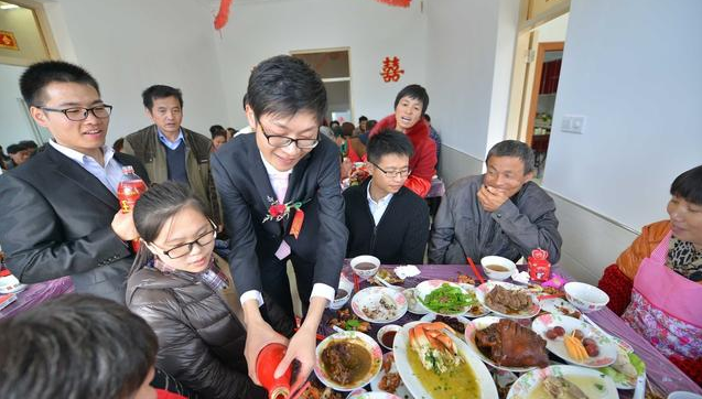 农村婆婆来城里住几天，走后我收拾家，打开柜子我呆住了