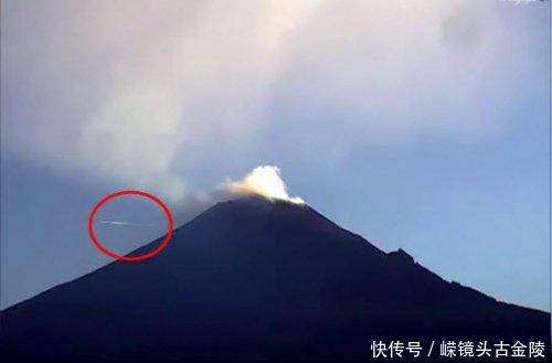 在墨西哥火山喷发后，惊现明亮线状UFO飞掠而过！