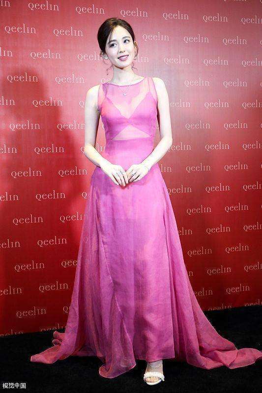 古力娜扎穿透视纱裙酥胸隐现, 清浅笑与格外迷