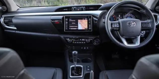 外形更加时尚 外媒试驾2017款丰田海拉克斯T