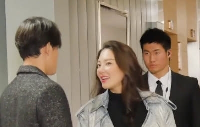 罗晋在片场给张雨绮整理头发,原因只是强迫症