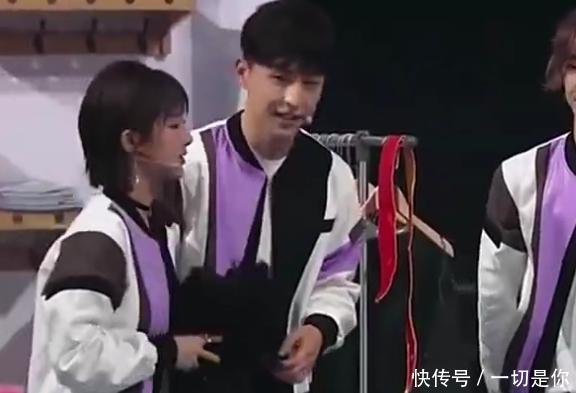 节目中杨紫突然离开张一山,跑到邓伦身旁,张一