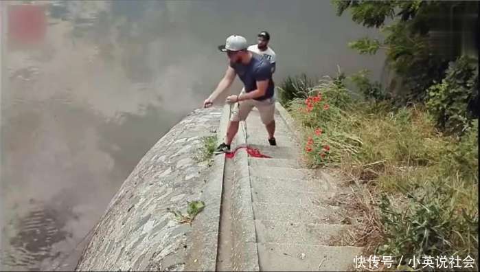 老外把强力吸铁石扔进河里寻宝,没想到竟吸到