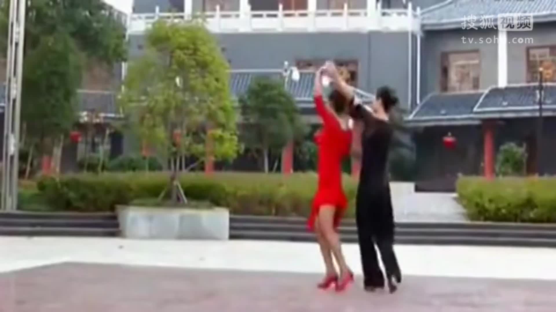 非常好看的双人广场舞，两位美女老师舞步轻盈时尚_凤凰网视频_凤凰网