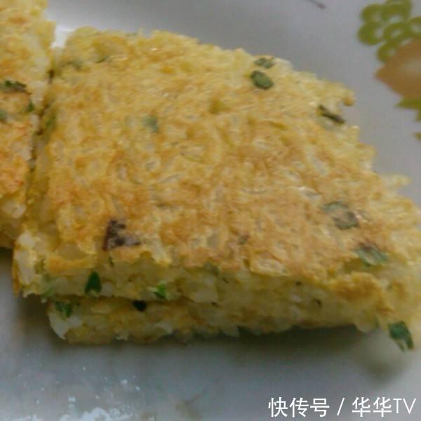 一碗剩米饭，一个鸡蛋，拌一拌煎一煎，金黄酥脆，孩子连吃了3块