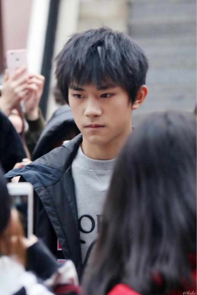 为何易烊千玺最终选择签约面临风险的赵薇,前