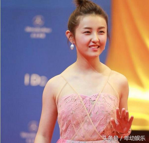 张子枫近照曝光,网友:肩膀上怎么有两个小山包