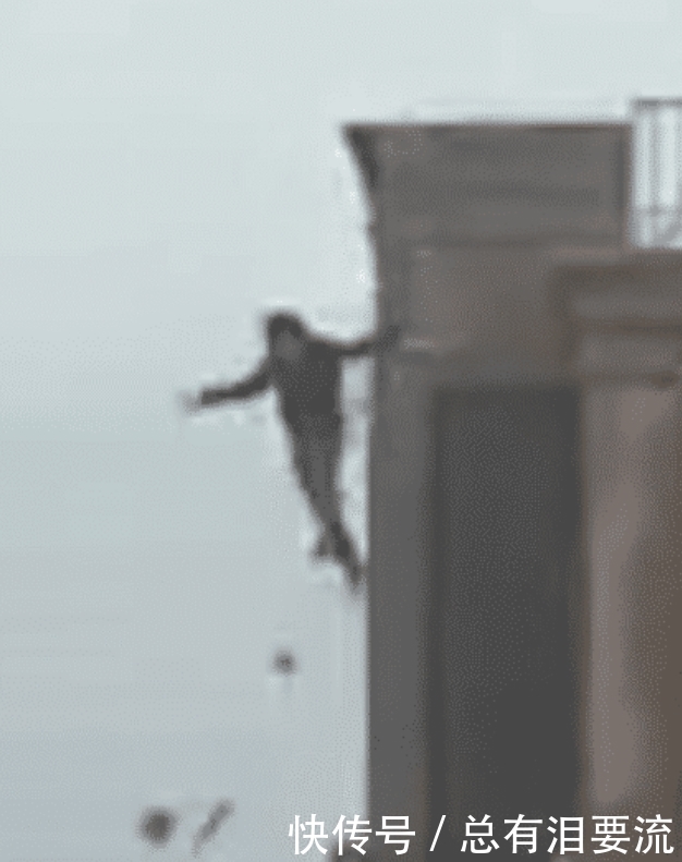 小伙爬上高楼站楼顶,边角突然碎裂,男子坠楼身
