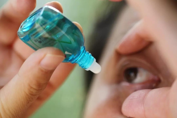 担心眼药水含防腐剂,大学教授用生理盐水滴眼睛 差点失明
