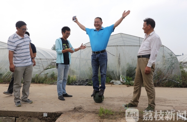 神了!西瓜上能承受140斤的成年人 不破不裂毫发无损