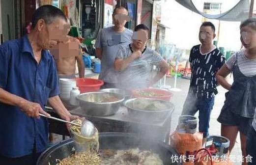 下岗大叔街头卖小吃，一做就是10年，常有食客驱车百里来尝鲜！