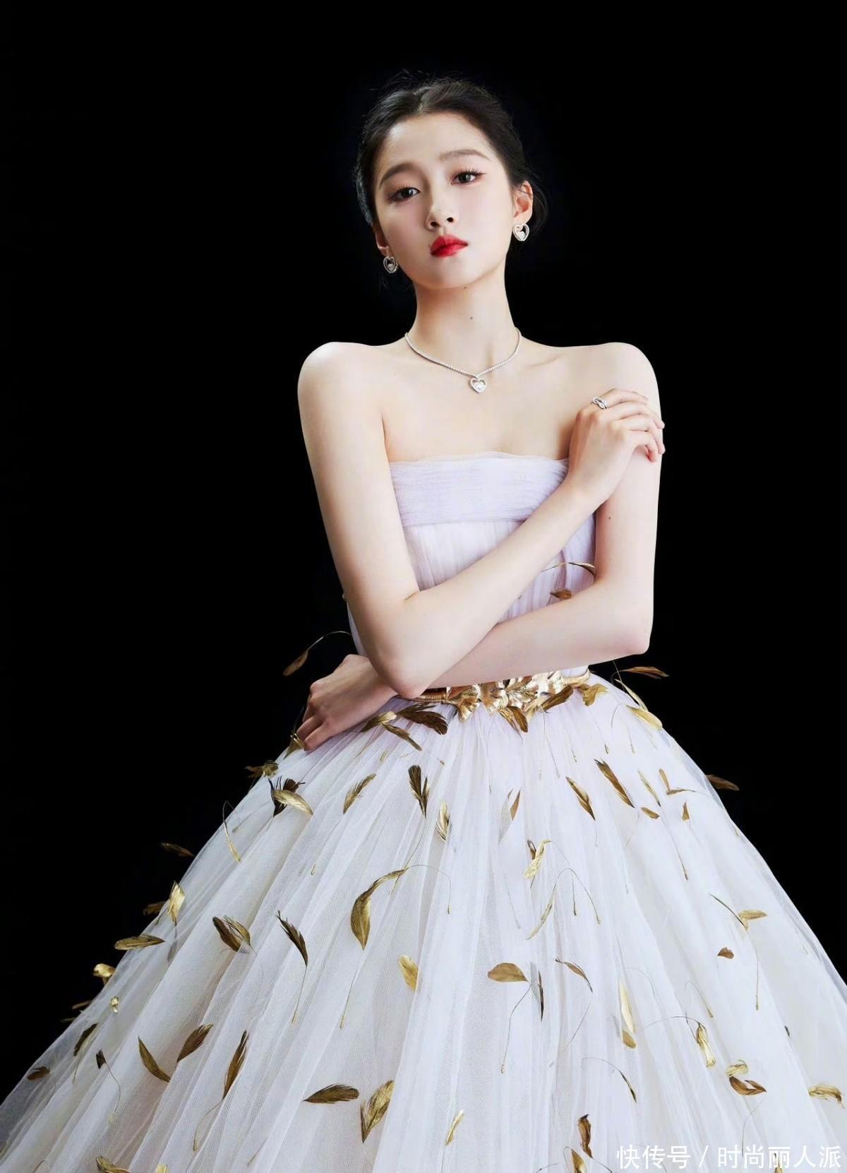 关晓彤今晚亮相被“封神”！穿蓬蓬裙闪耀华表奖太美了，成大赢家- 360娱乐