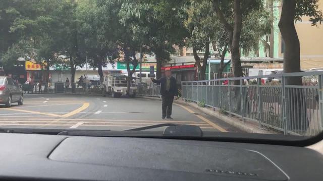 深圳仙湖春节限行车位紧张 拉客仔收费带位自