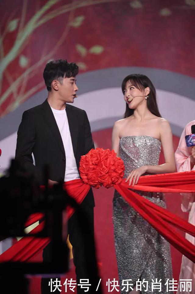 罗晋唐嫣婚后首次同台秀恩爱,深情对视唱情歌